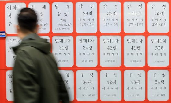 서울 아파트 전세 시장이 다시 들썩일 수 있다는 우려가 나오는 가운데 10일 서울 마포구의 한 부동산 중개업소에 매물 가격이 게시돼 있다. 뉴스1