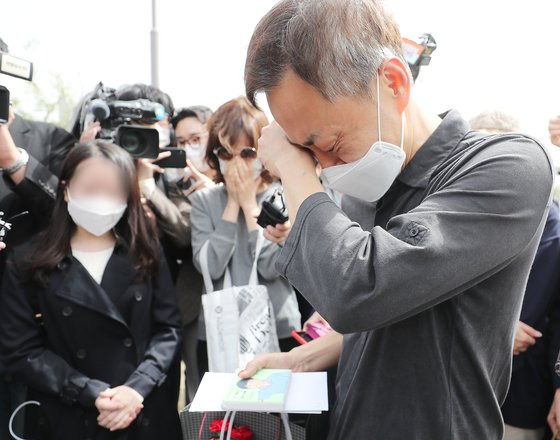 손정민 군의 아버지 손현씨가 어버이날인 8일 오후 서울 서초구 반포한강공원 택시승강장 앞에서 아들의 그림을 선물로 받은 후 눈물을 흘리고 있다. 뉴스1