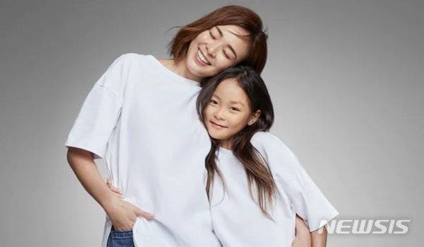 [서울=뉴시스] 추사랑, 모델 데뷔. 사진 = GAP 일본 여름 캠페인. 2021.5.10. photo@newsis.com