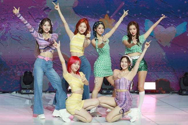 10일 오후 4시, 오마이걸의 미니 8집 '디어 오마이걸' 발매 온라인 쇼케이스가 열렸다. 오마이걸이 타이틀곡 '던던 댄스' 무대를 선보이고 있다. WM엔터테인먼트 제공