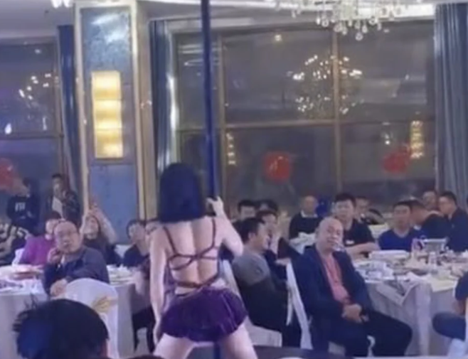 지난주 허베이성 장자커우에서 열린 결혼식 피로연장에서 무용수가 폴댄스 공연을 펼치는 모습.