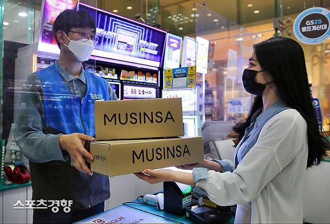 무신사가 사과문에도 오히려 거센 비판을 받으며 휘청이고 있다. 이는 GS25의 행보와도 비슷한 모양새다. GS25 제공