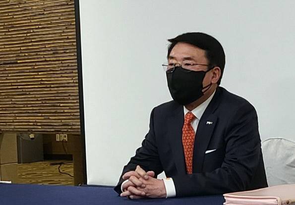 여자 프로배구 신생팀 페퍼저축은행의 김형실 감독이 지난달 28일 오후 서울 강남구 리베라호텔에서 열린 외국인 선수 드래프트 행사 종료 후 취재진과 인터뷰를 하고 있다. 연합뉴스