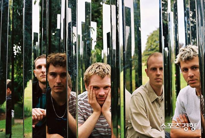 Louis Borlase (Guitars & Vocals), Ollie Judge (Drums & Lead Vocals), Arthur Leadbetter (Keyboards, Strings, Percussion), Laurie Nankivell (Bass & Brass), Anton Pearson (Guitars & Vocals) 리플레이뮤직 제공