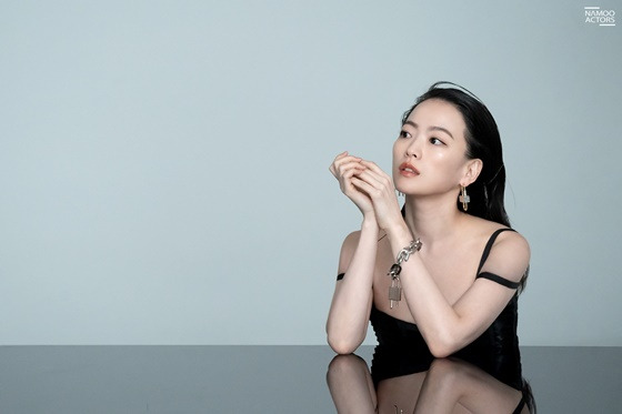 On the 10th, the agency Tree Ectus unveiled Chun Woo-Hees pictorial behind-the-scenes SteelSeries.Chun Woo-Hee in SteelSeries showed the face of the cloth again, perfecting the opposite concept.First of all, I can see the image of Chun Woo-Hee, which is bright like Spring.In the meantime, I have shown endless charm spectrum through various pictures, but this time it is like a goddess of spring, and it created another legend picture.In the subsequent SteelSeries, Chun Woo-Hee showed a 180-degree change: the innocence was briefly dropped and heavily armed with urban chic.In the understated styling and simple background, it emits a unique presence, and it also creates a scene-like atmosphere in the movie with a delicate expressive acting and pose.On the other hand, Chun Woo-Hee has completely digested the usual youth Sohee in the movie Rain and Your Story, which is currently being praised, and gave sympathy and comfort to the audience.