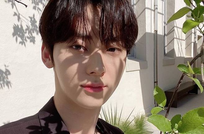 Hwang Min-hyun of group NUEST reported on the latest with handsome visuals.9th day Hwang Min-hyun posted a picture on his Instagram without any phrase.In the open photo, Hwang Min-hyun took a selfie outdoors. Hwang Min-hyun made a dreamy look with a slight frown in the sunshine.Hwang Min-hyuns small face and clear-cut features showed various reactions, including beautiful looks more dazzling than sunshine, cute, and beautiful today.On the other hand, NUEST, which Min Hyon belongs to, released his second regular album Romanticize last month.