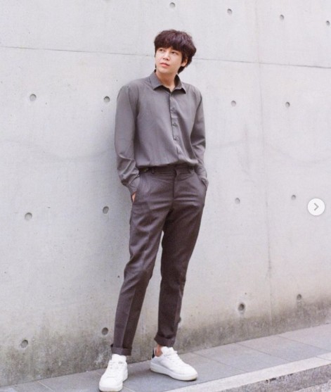 Asia prince Jang Keun-suk has caught up with Eye-catching by revealing his handsome current situation.Jang Keun-suk posted two photos on his Instagram on the 10th with the article Old Mountain.In the photo, Jang Keun-suk is staring at a distant place standing on a wall, matching a gray color shirt and pants.In another photo, he stares at the camera and reveals his faint eyes and causes a heartbeat.Jang Keun-suk, who released his handsome boyfriend, responded that the netizens were really perfect, too handsome and cool.Meanwhile, Jang Keun-suk met with fans through the SBS drama Change the Switch World in 2018.