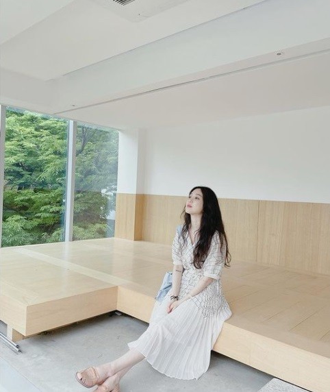 Actor Jung Ryeo-won shares a chaste current statusJung Ryeo-won posted several photos on his Instagram on the 10th.Jung Ryeo-won in the photo is a look at the Garden exhibition.Jung Ryeo-won, dressed in a long dress, wore a long wavy hair and showed off her patented innocence. She also showed off the charm of the eternal girl with a shy smile.Meanwhile, Jung Ryeo-wons latest work is JTBCs Inspection Civil War which last year, and is currently looking for the next work.