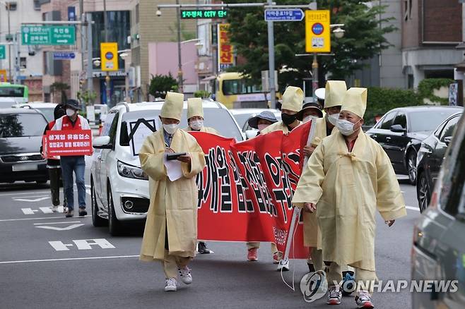 유흥음식점중앙회, 집합금지 철회 촉구 행진 (서울=연합뉴스) 이진욱 기자 = 한국유흥음식업중앙회 관계자들이 10일 서울 효자동주민센터 부근에서 유흥주점 집합금지 철회를 촉구하는 행진을 하고 있다. 2021.5.10 cityboy@yna.co.kr