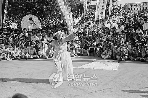 1987년 이한열 열사 영결식서 운구행렬 이끌며 춤추는 이애주 이사장의 모습. [연합뉴스 자료사진]