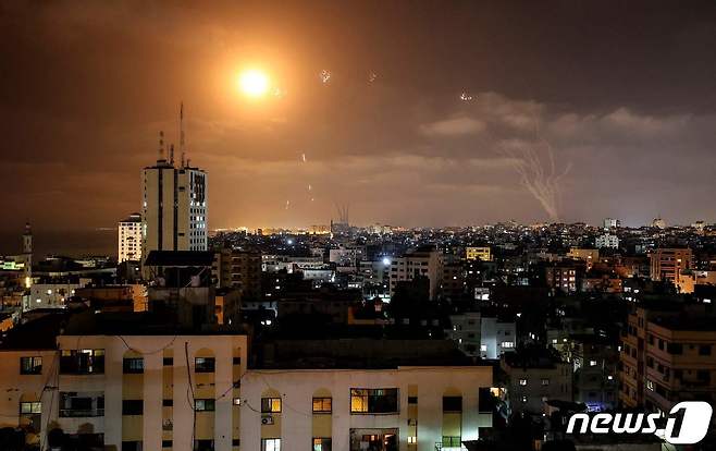 하마스가 발사한 로켓포를 이스라엘의 미사일 방어체제인 '아이언 돔'이 요격하고 있다. © AFP=뉴스1