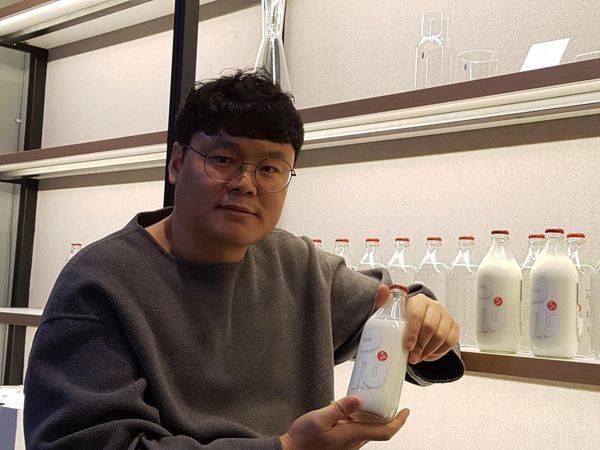 서울양조장 류인수 대표가 새로 출시한 막걸리 ‘서울'을 소개하고 있다. 술 색깔이 우유처럼 하얗다.