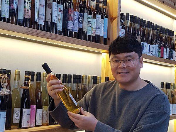 가양주연구소 류인수 소장이 제자가 만든 다양한 술들을 소개하고 있다.