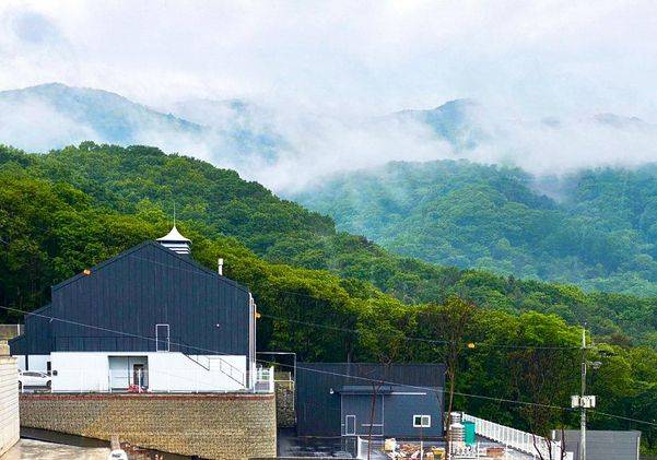 쓰리 소사이어티스 증류소 전경. 증류소가 자리한 남양주는 겨울엔 주변보다 더 춥고, 여름에는 더 더워 위스키 숙성기간을 단축시킬 수 있다.
