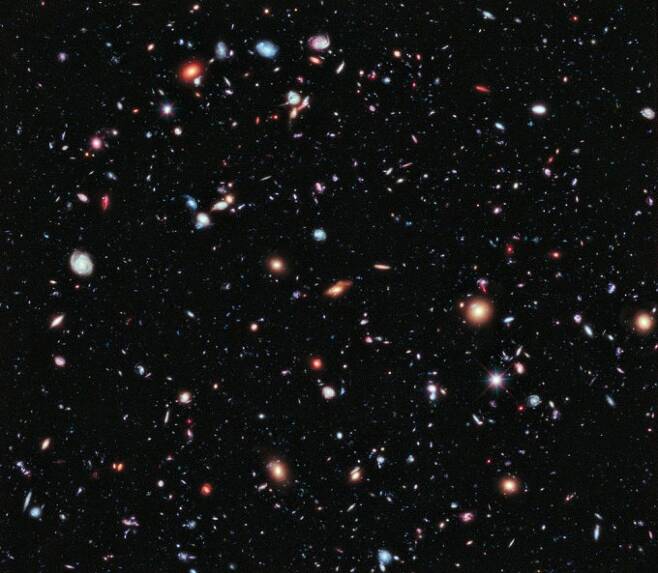 우주에는 1000억 개가 넘는 은하가 존재한다. 이 가운데 반물질로 이뤄진 반은하도 존재할지 모른다. 그러나 빛이나 중력파 같은 관측 데이터로는 물질 천체와 반물질 천체를 구분할 수 없다. NASA 제공