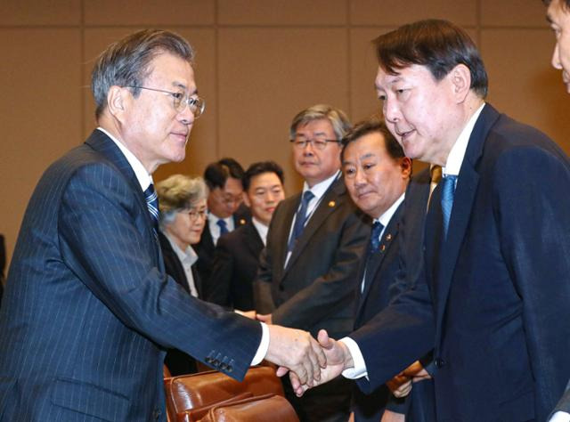 문재인 대통령과 윤석열 검찰총장이 2019년 11월 청와대에서 열린 반부패정책협의회에서 인사하고 있다. 한국일보 자료사진