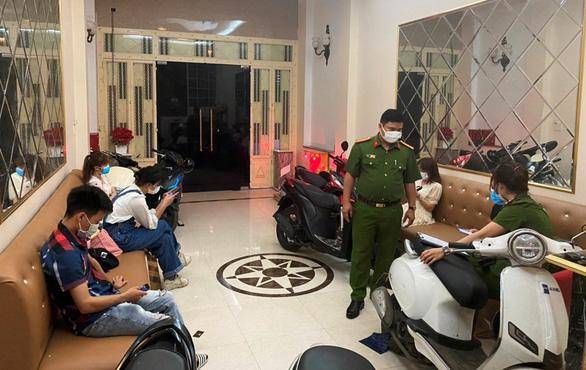 지난 9일 베트남 하이퐁 공안이 지역 내에서 불법 영업 중인 가라오케를 단속하고 있다. 뚜이오쩨 캡처