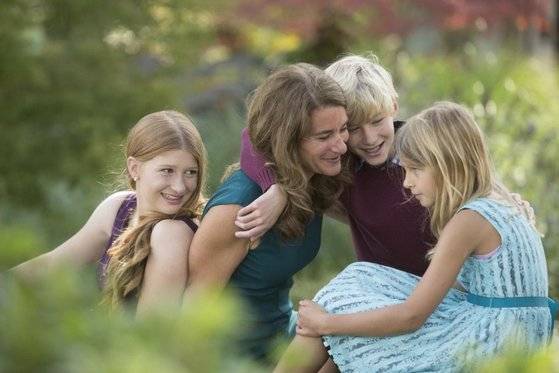 멀린다 게이츠가 이혼 발표 후 9일 자신의 인스타그램에 처음 올린 게시물. 세 자녀가 어린시절 함께 촬영한 사진으로, 빌은 등장하지 않았다. [멀린다 게이츠 인스타 캡처]