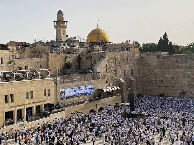 10일(현지시간) '예루살렘의 날'을 맞아 유대인들이 올드시티 통곡의 벽에 모여 기도를 하고 있다. 로이터