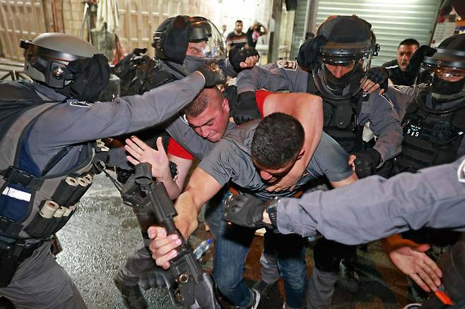 이스라엘 경찰이 9일 예루살렘 구시가지 다마스쿠스 성문 밖에서 팔레스타인 시위대와 몸싸움을 벌이고 있다. AFP