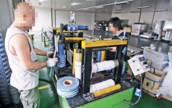 국내 노동력 부족 사태로 건설 현장, 공장, 농촌 지역 등에서 외국인 노동자 고용이 갈수록 늘고 있다. 경기도 한 공장에서 일하는 외국인 노동자들. [중앙포토]