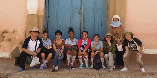 어른들을 위한 여행학교 ‘로드스꼴라’는 2016년 첫 여행지로 쿠바에 갔다. 다양한 연령대의 페미니스트들이 쿠바의 곳곳을 걷고, 살펴보며 3주간 동행하면서 서로에게 수많은 질문과 대답을 하는 사이 하나의 참조집단이 되어갔다. 여행지에서 만난 쿠바 대학생들과 참가자들이 기념촬영을 하고 있다. 박영숙 제공