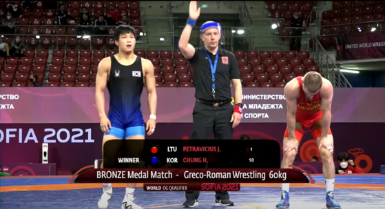 Chung Han-jae wins the men's Greco-Roman 60-kilogram bronze medal match against Justas Petravicius of Lithuania on Thursday at the 2021 World Wrestling Olympic Qualification Tournament in Sofia, Bulgaria. [SCREEN CAPTURE]