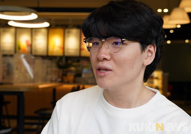 DRX의 탑 라이너 ‘킹겐’ 황성훈이 7일 오후 서울 오류동 한 카페에서 열린 쿠키뉴스와 인터뷰에서 질문에 답하고 있다. 2021.05.07 박태현 기자