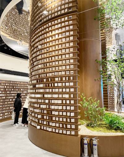 주얼리 브랜드 '은가비'와 협업해 선보인 '크리스탈 트리' [사진 제공 = 롯데쇼핑]