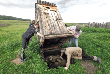 러시아 매체 노바야 가제타가 보도한 러시아 내 재래식 화장실 사진들. [노바야 가제타 제공]
