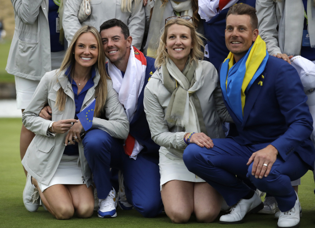 2018년 라이더컵 뒤 기념 촬영하는 에리카 스톨(왼쪽)과 로리 매킬로이. 2012년 라이더컵에서 PGA 오브 아메리카 직원과 선수로 처음 만나 2017년 결혼했다. /AP연합뉴스