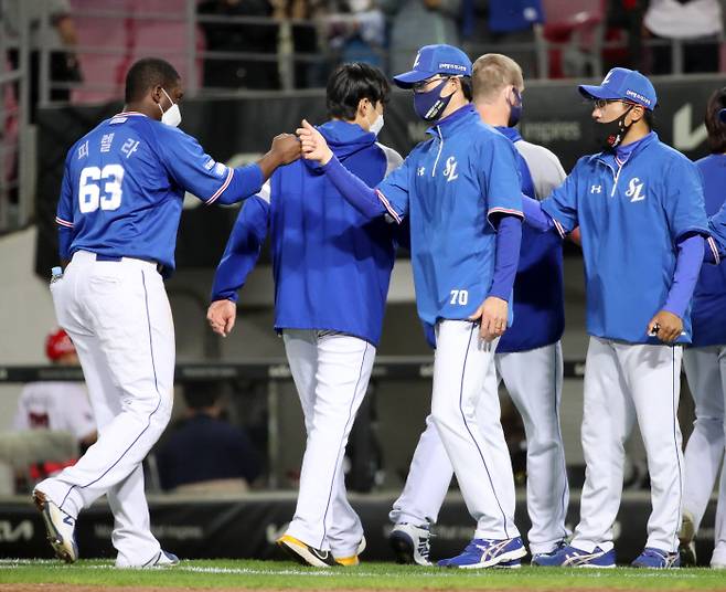 호세 피렐라를 격려하는 허삼영 삼성 감독. 연합뉴스
