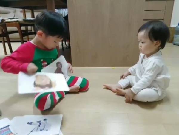 돌 전 아기에겐 '사물인지'가 중요합니다. 이때 활용하면 좋은 게 '플래시카드'입니다. ⓒ지혜영