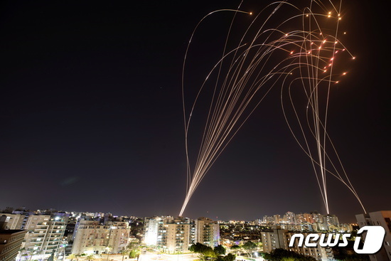 이스라엘의 미사일 요격 체계 '아이언 돔'이 팔레스타인 가자지구에서 날아든 로켓을 요격하고 있다. © 로이터=뉴스1