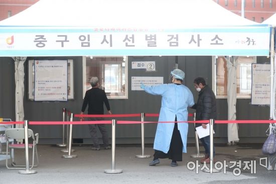 국제 간호사의 날인 12일 서울역 광장에 마련된 코로나19 임시 선별검사소에서 의료진이 분주하게 일하고 있다. /문호남 기자 munonam@