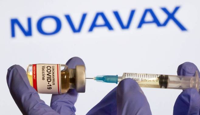 미국 제약사 노바백스의 신종 코로나바이러스 감염증(COVID-19·코로나19) 백신이 3분기 이후 공급될 것이란 전망이 나왔다. 로이터/연합뉴스 제공
