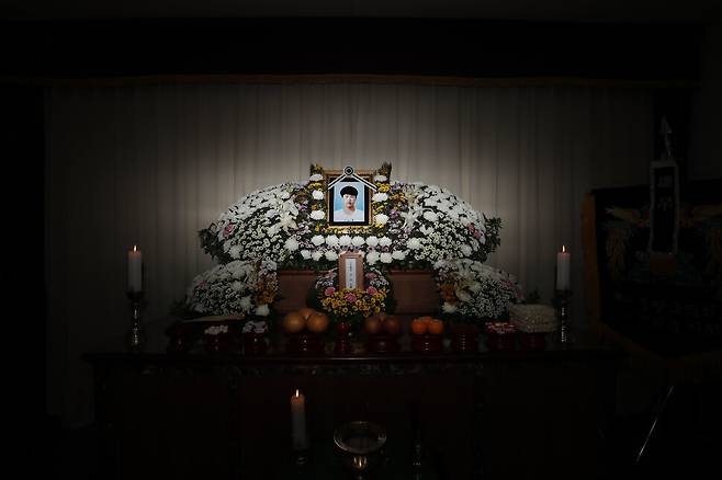 Lee Seon-ho, who died in a workplace accident on April 22, lies in a funeral home in Pyeongtaek, Gyeonggi Province, on Thursday. (Lee Jeong-a/The Hankyoreh)
