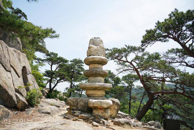 남산 용장사터 석조여래좌상. 보기 드물게 원형 좌대 위에 불상이 얹혀 있다. 터가 좁은 낭떠러지라 아슬아슬한 위치지만 불상은 왠지 안정감이 느껴진다.