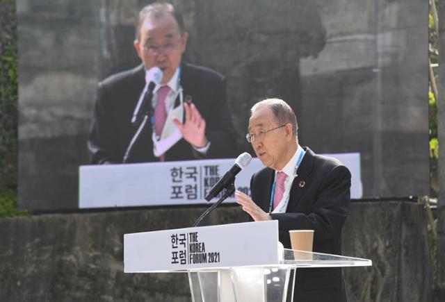 반기문 전 유엔 사무총장이 12일 서울 마포구 문화비축기지에서 열린 ‘2021 한국포럼’에서 ‘기후위기 어떻게 대응할 것인가?’란 주제로 기조강연을 하고 있다. 오대근 기자