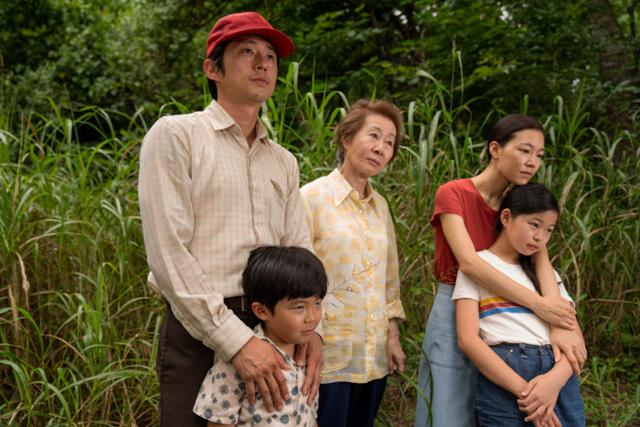 미국 영화 '미나리'는 한국어 대사가 50%를 넘는다는 이유로 골든글로브상 시상식에서 외국어영화로 분류돼 작품상 후보에선 배제됐다. '미나리'는 외국어영화상을 수상했다. 판씨네마 제공