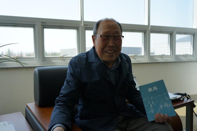 신무성씨가 아들 내외로부터 선물 받은 책 '여로'에 대해 설명하고 있다. 김재현 기자