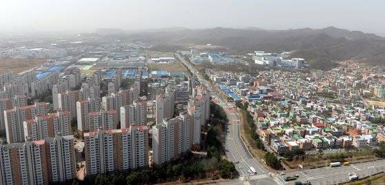 젊은층이 일자리를 찾아 많이 모여있는 29일 충북 청주시 오창과학산업단지 전경 모습. 산업단지 주변으로 아파트와 주택, 상가, 공원 등이 잘 조성돼 있다. [프리랜서 김성태]