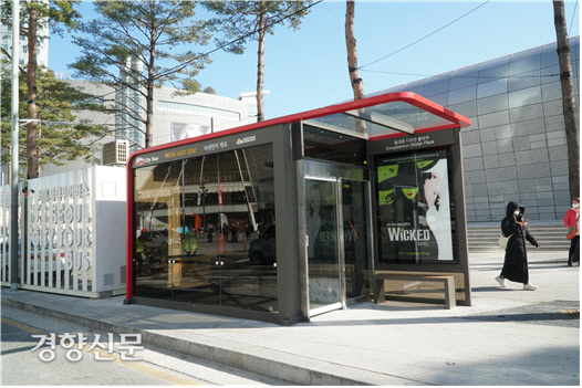 지난해 식물을 이용한 정화기술이 적용된 동대문디자인플라자(DDP) 앞 버스 정류장의 외부 모습. 한국건설기술연구원 제공