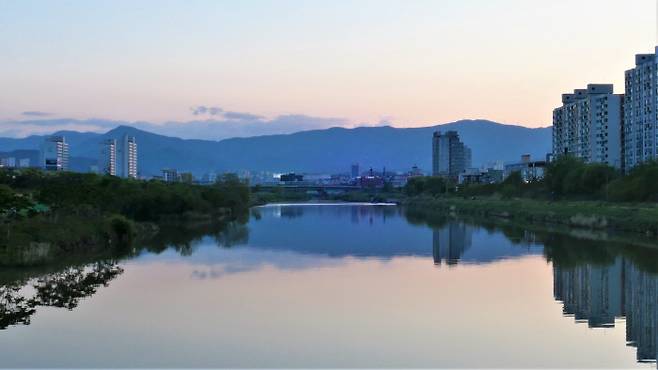 남대천은 강릉 시가지를 거쳐 동해로 흐른다. 강릉부사가 집무하던 동헌 앞(남쪽)으로 흘러 생긴 이름이라고 한다. 남대천은 산책로를 뒀다. 월화거리 일대와 신복사지를 들른 뒤 산책로를 따라 경포대로 가던 중 촬영했다.