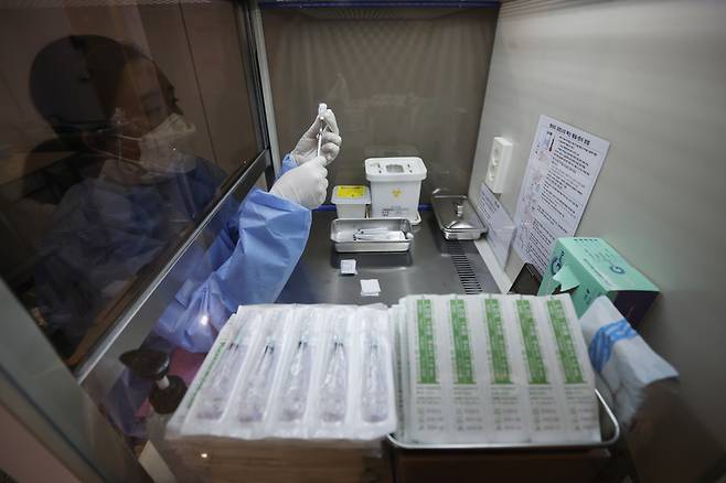 A health care worker prepares a vaccine dose for inoculation. (Yonhap)