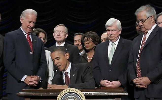 버락 오바마 미국 대통령이 2010년 7월 21일 워싱턴 로널드 레이건 빌딩에서  금융시장의 질서를 혁신하는 금융개혁법안(일명 도드-프랭크 개혁법)에 서명하고 있다. (사진=연합뉴스)