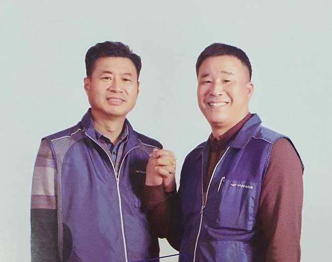 전국공무원노조 제11대 전주시지부장에 당선된 김문영 지부장(오른쪽)과 정완순 사무국장(왼쪽)
