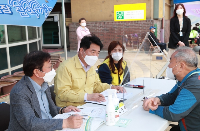 박준희 관악구청장이 '찾아가는 현장 동주민센터'에서 주민과 상담을 진행하고 있다.