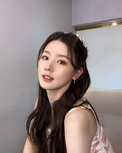 Group (G)I-DLE member Mi-yeon showed off her unique beautiful looks.On the 12th, Mi-yeon posted several photos on his Instagram with various flower emoticons.Mi-yeon stares into the camera with a glamorous accessory on her head.Especially with his small face and distinctive features, he is well suited to his sparkling makeup, which made his fans hearts thrill with his flawless skin and high nose.It is Mi-yeon, which reveals fresh charm with a light smile.Mi-yeon opened a new personal Instagram on the 10th and announced active communication.The netizens are also responding to It is so beautiful and It is so good to upload so much because I asked them to upload pictures frequently.