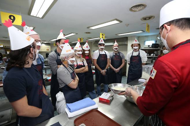 치킨대학 방문한 ‘레미제라블’ 프랑스 오리지널 내한팀. 제너시스BBQ 제공